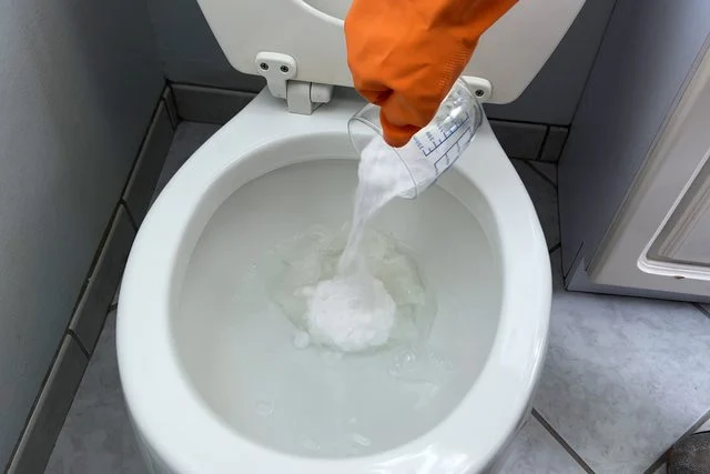 Unclog Toilet With Baking Soda and Vinegar 1 unclog toilet with baking soda and vinegar 2